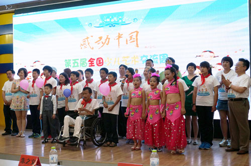 北京光爱学校学生与全体人员同唱《感恩的心》
